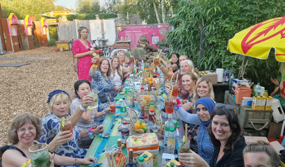 Een gezelschap samen aan een feestelijk gedekte tafel