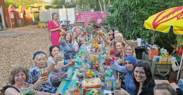 Een gezelschap samen aan een feestelijk gedekte tafel